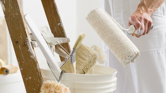 Målare med roller och penslar